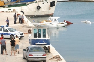 Privlaka, 5. lipnja 2011. - nakon obavljenoga očevida LK Zadar i pomorske policije, havarirani hidroavion odtegljen je u Privlaku